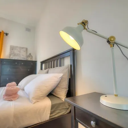 Charming 2 Bedroom Close To Junior College Etus1-1 Appartement *