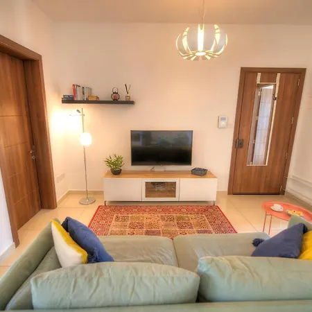 Daire Charming 2 Bedroom Close To Junior College Etus1-1