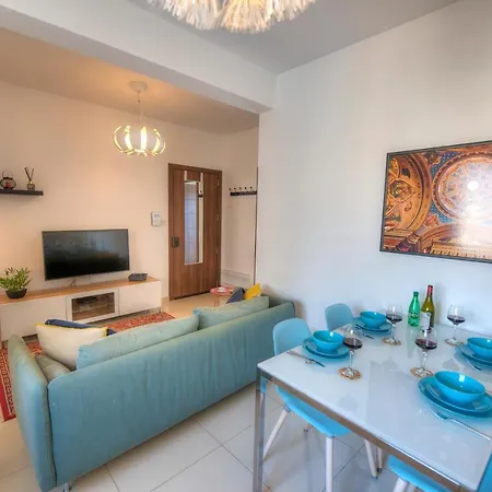 Charming 2 Bedroom Close To Junior College Etus1-1
