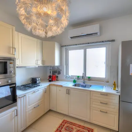 Charming 2 Bedroom Close To Junior College Etus1-1 Daire *