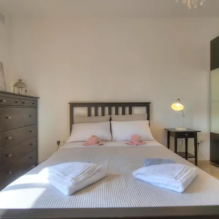 Daire Charming 2 Bedroom Close To Junior College Etus1-1