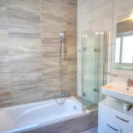 Charming 2 Bedroom Close To Junior College Etus1-1 *