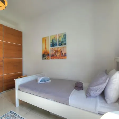 Daire Charming 2 Bedroom Close To Junior College Etus1-1